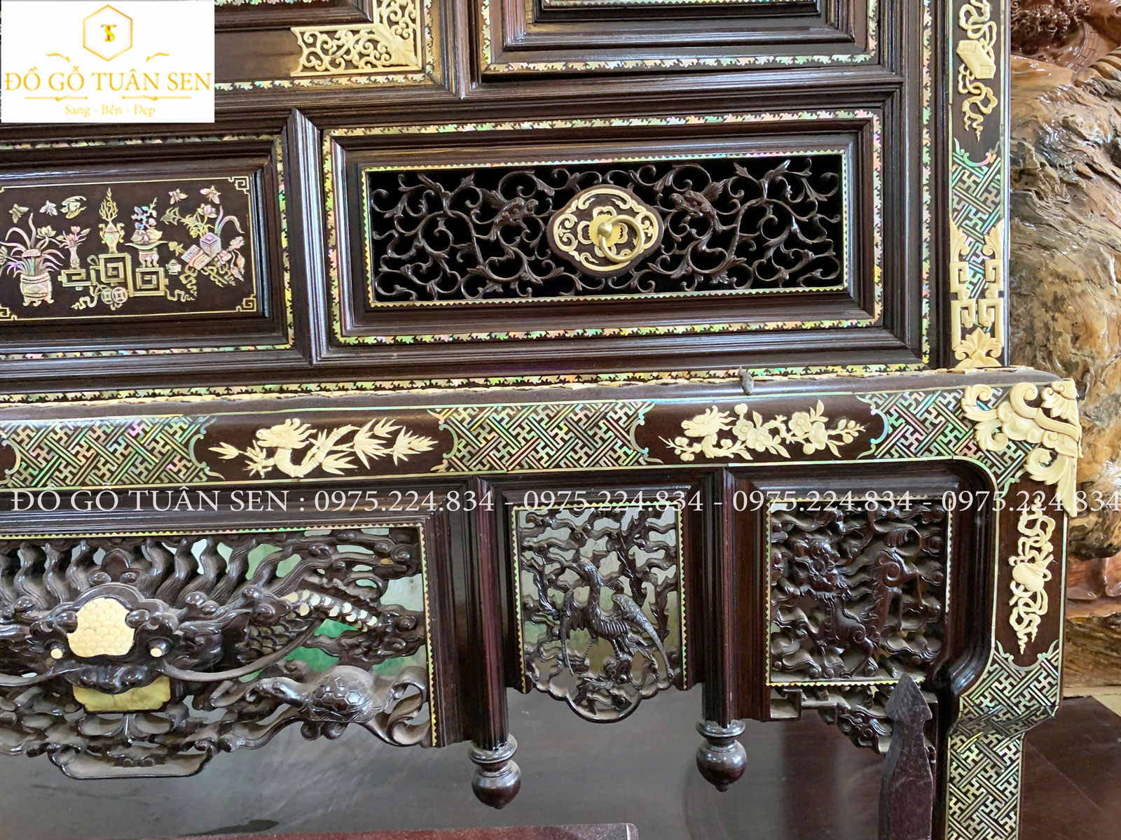 Tủ thờ huế khảm ngà voii và ốc tinh tế
